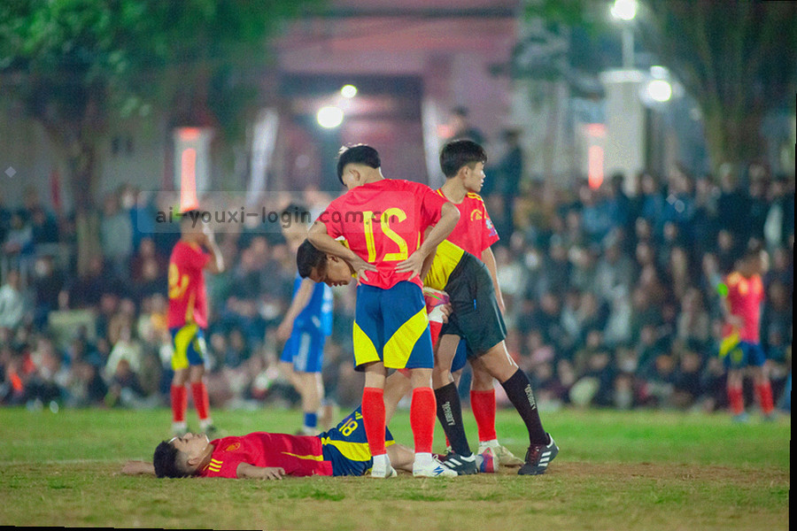 夜色中体育场馆看台与外场灯光交织的广角画面